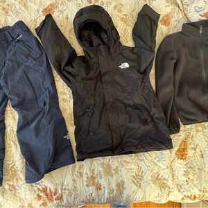 Boys size 6-7 North Face Snowboard Set. Waterproof & Weatherproof  Used